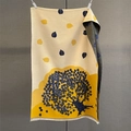 Nahaufnahme von Jacquard-Schal mit Baummuster und warmen gelben Fransenkanten - Mittellanger Stil (GSJ-618-Gelb) / Gelb