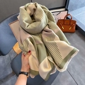 Sciarpa jacquard a righe geometriche spessa con frange nei toni verde scuro e beige - Verde (FYR-85)