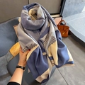 Dettaglio della sciarpa jacquard a righe geometriche con frange spesse e morbida trama in cashmere - Blu (FYR-85)