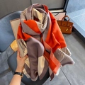 Dettaglio di sciarpa a righe geometriche con bordi a frange in toni arancio e grigio - Caffè Arancione (FYR-85)