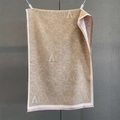 Vista dettagliata della trama jacquard floreale kaki e rosa con sottili frange sui bordi - Cammello