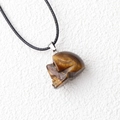 Pendentif crâne en œil de tigre avec cordon noir et effet de chatoyance naturel - Œil de tigre