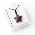 Collana con ciondolo a stella in pietra del sangue con cordino nero e confezione regalo - Pietra del Sangue Africana