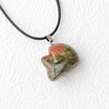 Pendentif crâne en pierre naturelle verte et orange avec cordon noir tressé - Unakite