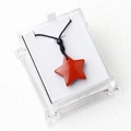 Pendente in cristallo rosso a forma di stella con cordino nero su supporto - Diaspro Rosso