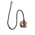 Pendentif carré en rhodonite naturelle avec cordon de collier tressé noir réglable - Rhodonite