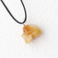 Pendentif tête de mort en cristal naturel jaune avec cordon noir tressé élégant - Topaze