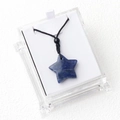 Pendente a stella in pietra naturale blu scuro con cordoncino nero in confezione regalo - Sodalite Blu