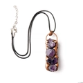 Ciondolo bohémien in ametista grezza viola con cornice in bronzo vintage e corda - Stile A - Quattro Pietre