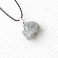 Pendentif crâne en pierre naturelle grise avec cordon noir pour Halloween - Labradorite