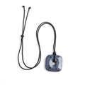 Pendentif carré en sodalite avec texture marbrée bleue et blanche sur cordon noir tressé - Sodalite Bleue