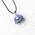 Pendentif crâne en sodalite bleue avec cordon tressé noir pour bijoux d'Halloween - Jaspe à Points Bleus