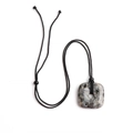 Pendentif carré en pierre naturelle grise sur collier ajustable en cordon noir - Larvikite