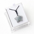 Ciondolo a stella in pietra naturale grigia in una confezione regalo trasparente - Labradorite