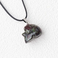 Collier pendentif tête de mort en pierre de sang naturelle avec cordon noir - Pierre Sang de Dragon