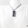 Pendentif en améthyste naturelle et pierre brute verte sur cordon noir - Violet + Bordure Argentée (avec Cordon en Cuir)