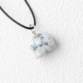 Pendentif tête de mort en pierre naturelle bleu clair avec cordon noir tressé - Bleu de Tianshan