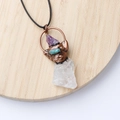 Colgante bohemio de amatista y cuarzo blanco envuelto en alambre de bronce con cordón negro - Cristal de roca
