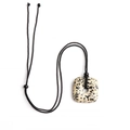 Pendentif carré Dalmatian Jasper 30mm avec cordon noir tressé ajustable pour collier - Pierre Tachetée