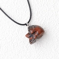 Pendentif crâne en agate rouge et noire avec cordon noir et fermoir argenté poli - Jaspe Sésame