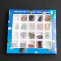 Lernset mit 20 natürlichen Halbedelsteinen in einer blauen Geschenkbox mit Fenster - Blau