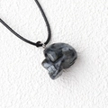 Pendentif tête de mort en cristal gris sculpté sur un cordon noir avec fermoir en argent - Larvikite