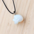 Pendentif tête de mort en opalite avec cordon noir sur fond de bois naturel élégant - Opale (Synthétique)