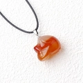 Pendentif tête de mort en cornaline orange sur collier en corde noire tressée - Agate rouge
