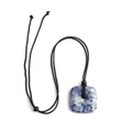 Pendentif donut carré en sodalite bleu et blanc avec cordon noir ajustable - Pierre à Points Bleus