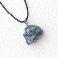 Pendentif crâne en cristal bleu lapis avec inclusions dorées sur cordon noir - Lapis-lazuli