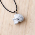 Pendentif crâne sculpté en marbre blanc avec cordon tressé noir pour Halloween - Howlite