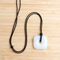 Pendentif carré en jade blanc avec cordon tressé noir sur fond en bois clair - Opale (Synthétique)
