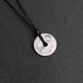 Pendente donut in quarzo rosa naturale con cordino nero e perla di ossidiana - Quarzo rosa