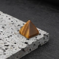 Pyramide en oeil de tigre 20mm cristal de guérison sur roche volcanique grise - Œil de tigre