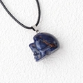 Pendentif tête de mort en sodalite bleue avec veines naturelles sur cordon noir - Sodalite bleue