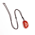 Collier avec pendentif tranche d'agate rouge irrégulière et cordon tressé marron - Agate rouge