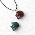 Pendentifs crâne en cornaline rouge et aventurine verte avec fermoirs argentés - Agate Multicolore