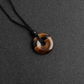 Collana con pendente a ciambella in occhio di tigre e cordino nero intrecciato lucido - Occhio di tigre