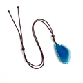 Collier avec pendentif tranche d'agate bleue irrégulière et cordon tressé marron - Agate bleue