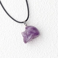 Pendentif tête de mort en améthyste naturelle sur collier en corde tressée - Améthyste
