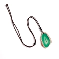 Pendentif en tranche d'agate verte irrégulière avec cordon tressé marron foncé ajustable - Agate verte