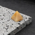 Pyramide en cristal de quartz jaune naturel avec une finition de surface polie - Topaze
