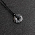 Ciondolo a ciambella in labradorite naturale con cordino nero intrecciato e perlina - Larvikite