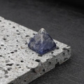 Donkerblauwe Sodaliet kristallen piramide met natuurlijke witte aders op steenbasis - Blauwe Sodaliet