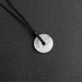 Pendente donut in cristallo bianco con cordoncino nero e design minimalista - Cristallo di rocca