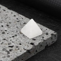 Gepolijste witte kwarts kristallen piramide energieornament met een matte afwerking - Bergkristal