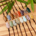 Handgemaakte vis-hangers van natuursteen in diverse kristallen op bamboe houten achtergrond - Gemengd Willekeurig