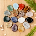 Surtido de piedras de amatista y cuarzo naturales sobre fondo de madera - Estilo Aleatorio (Cuenta Única)