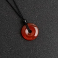 Ciondolo donut in agata rossa traslucida con cordino nero e perla decorativa - Agata rossa