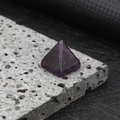 Gepolijste 20mm paarse amethist kristallen piramide op een grijze lavasteen basis - Amethist